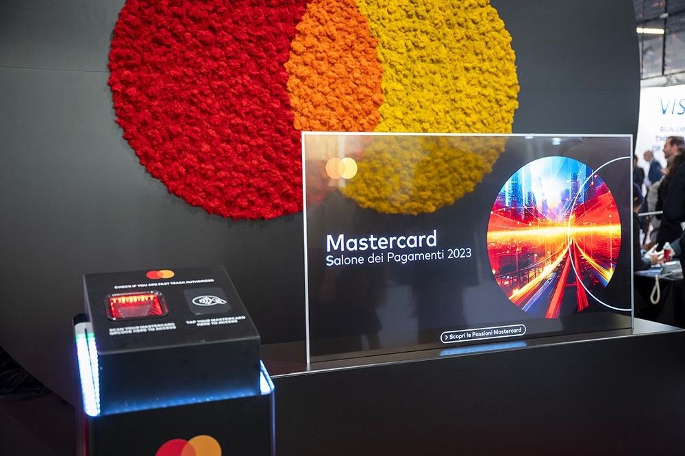 Stand Mastercard - Oled Trasparente e Fast Track